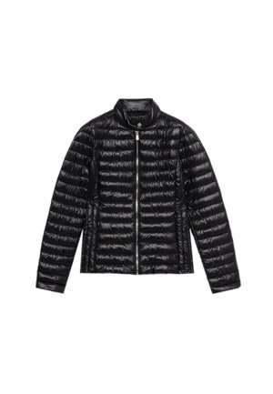 Czarna kurtka puchowa z zamkiem z przodu, wysokim kołnierzem i poziomym pikowaniem. Wykonana z błyszczącego, gładkiego materiału. Długie rękawy.