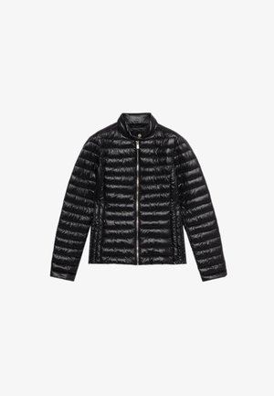 Schwarze Pufferjacke mit Reißverschluss, hohem Kragen und horizontalem Steppmuster. Aus glänzendem, glattem Material gefertigt. Lange Ärmel.