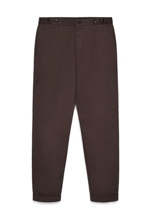 Pantalon marron fuselé avec ourlets revers, réglages de taille boutonnés, poches avant et fermeture éclair dissimulée à l'avant.