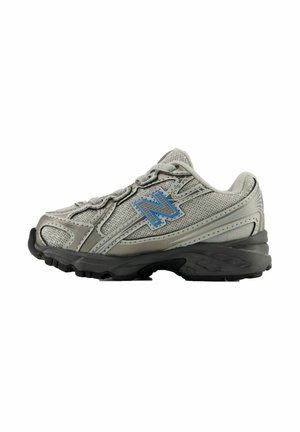 Grijze New Balance sportschoen met blauw logo, meshpanelen en dikke zwarte zool, naar links gericht op witte achtergrond.