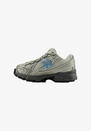 Grå New Balance træningssko med blåt logo, meshpaneler og tyk sort sål vendt mod venstre på hvid baggrund.