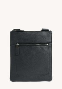 Sac en cuir noir à bandoulière avec une surface texturée, poche zippée à l'avant et une bandoulière réglable. Forme rectangulaire compacte.