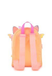 Zaino arancione lucido con spalline rosa, ali di farfalla in plastica e orecchie da gatto. Chiusura con zip, forma compatta e accenti colorati.