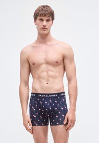 Chiloți tip boxer pentru bărbați cu talie neagră și logo-ul "JACK & JONES"; bază bleumarin cu model de flamingo roz; material elastic.