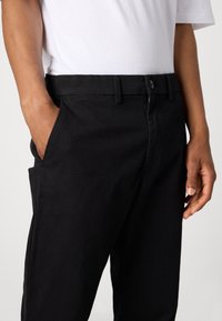 GAP SLIM PERFORMANCE STRETCH - Pantaloni chino - true black