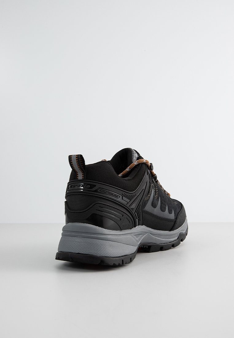 Czarne buty trekkingowe z teksturowaną cholewką, szarymi akcentami i wytrzymałą podeszwą. Posiadają ukształtowane pięty oraz wzmocniony system sznurowania.