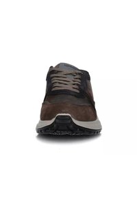 Sneaker in suede marrone e mesh con accenti scuri. Presenta un design con lacci, linguetta imbottita e una suola in gomma nera texturizzata.