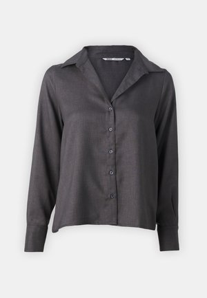 Temno siva srajca z gumbi, izdelana iz gladkega materiala, z usnjeno ovratnico, dolgimi rokavi in morsko modrimi gumbi. Prilagojena kroja s pravim robom.