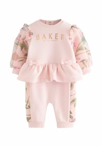 Rosa Baby-Outfit mit floralem, transparentem Ärmeln, gathered Taillierung, dekorativen Schleifen und goldfarbener Schrift; weicher Stoff und schlanker Schnitt.