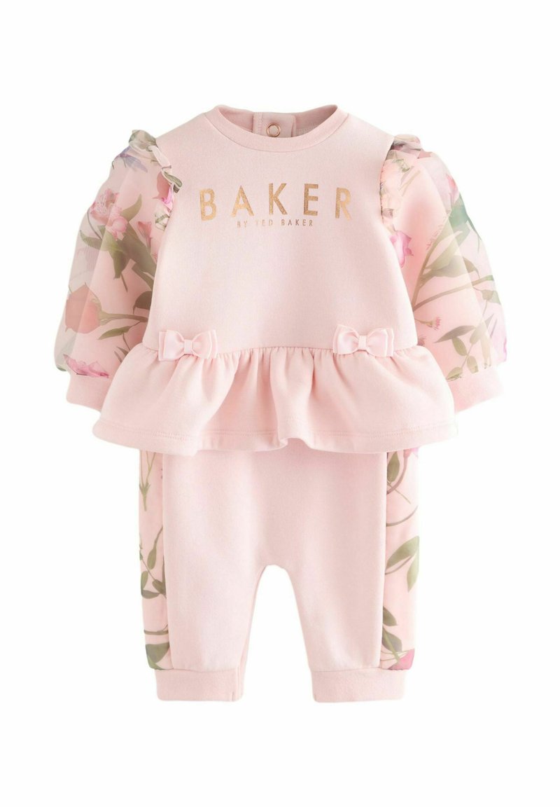 Rosa Baby-Outfit mit floralem, transparentem Ärmeln, gathered Taillierung, dekorativen Schleifen und goldfarbener Schrift; weicher Stoff und schlanker Schnitt.
