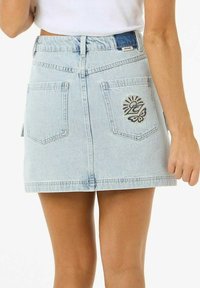 Mini gonna in denim azzurro chiaro con vita alta, due tasche posteriori e design ricamato di sole e farfalla sulla tasca destra.