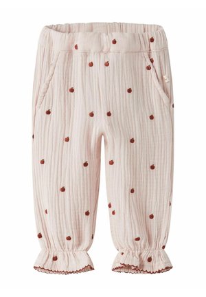 Pantalón de bebé rosa claro con pequeños estampados de manzanas rojas, bolsillos delanteros, cintura elástica y puños fruncidos en los tobillos.
