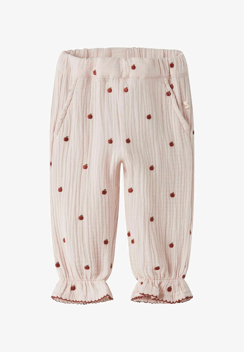 Pantalon pour bébé rose clair avec de petits motifs de pommes rouges, poches avant, taille élastique et poignets à volants aux chevilles.