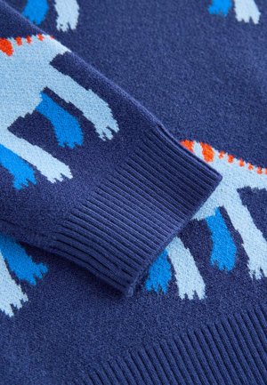 Gestrickter Pullover mit marineblauer Grundfarbe und strukturiertem Bündchen, verziert mit blauen und weißen Tiermotiven sowie orangen Akzenten.