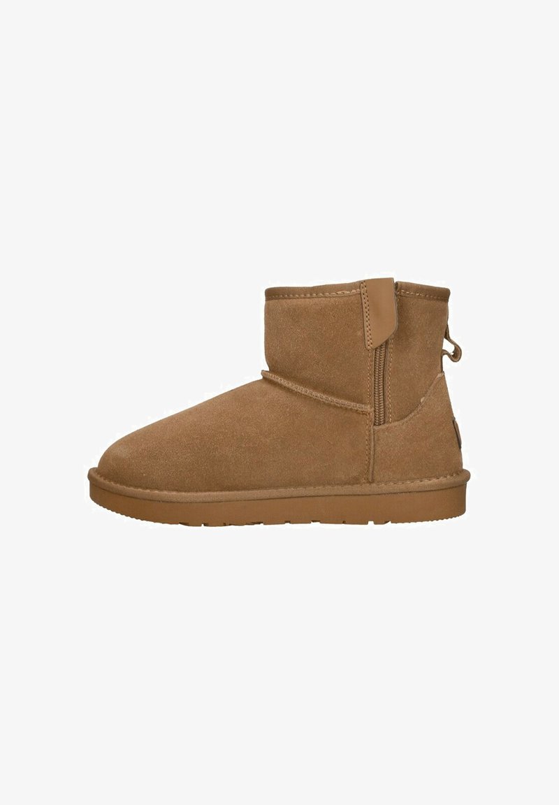 Bruine suède enkelboots met een ronde neus, zijrits en een gestructureerde afwerking. Platte rubberen zool voor comfort en gemakkelijke draagbaarheid.