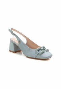 Tacones slingback de ante azul claro con punta cuadrada, tacón cuadrado y dos lazos decorativos en la parte delantera. Textura suave y acentos mínimos.