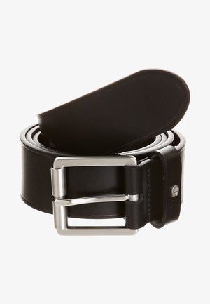 Schwarzer Leder Gürtel, mit einer silbernen rechteckigen Metallschnalle und einem kleinen metallischen Logo an der Gürtelschlaufe.