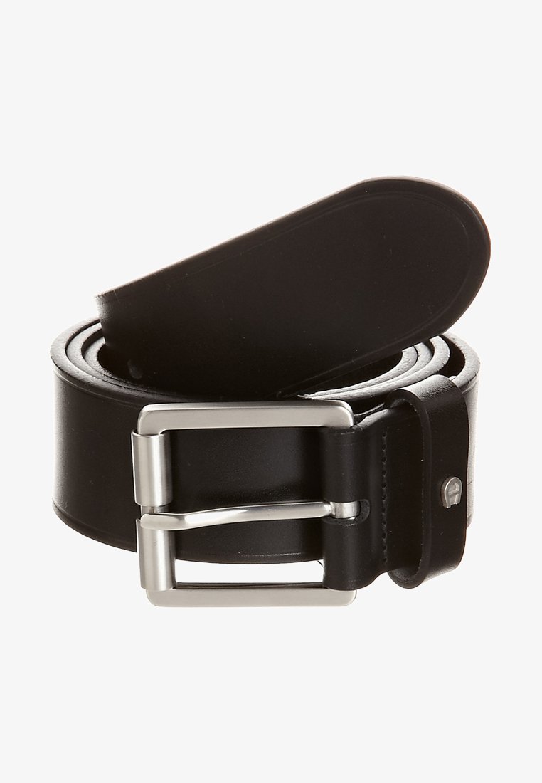 Cintura in pelle nera con una superficie liscia, dotata di una fibbia in metallo argentato e un dettaglio anello. La cintura è arrotolata per la visualizzazione.