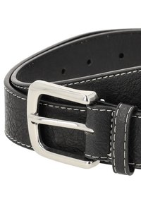 Curea din piele neagră cu o cataramă rectangulară argintie, cusătură albă pe margini și mai multe găuri pentru ajustare. Suprafață texturată.