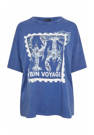 Maglietta oversize blu con grafica di un'aragosta bianca e testo "BON VOYAGE" sul davanti.