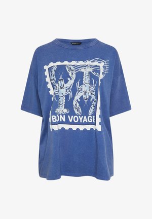 Blauw oversized T-shirt met witte kreeftenprint en de tekst "BON VOYAGE" op de voorkant.