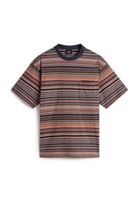 Camiseta a rayas con líneas horizontales en naranja, rosa, azul y marrón. Cuello redondo azul marino y bolsillo en el pecho izquierdo. Mangas cortas.