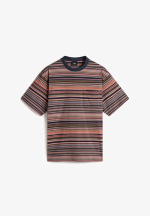 Koszulka w paski z poziomymi liniami w odcieniach pomarańczowym, różowym, niebieskim i brązowym. Okrągły granatowy kołnierzyk i kieszeń na lewej piersi. Krótkie rękawy.