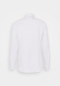 Camicia bianca a maniche lunghe con colletto classico, texture liscia e polsini con bottoni. Vista posteriore che mostra un design semplice e pulito senza motivi.