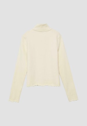 Crèmekleurige coltrui met lange mouwen, met kroeszoom en manchetten, plat gelegd tegen een neutrale achtergrond.