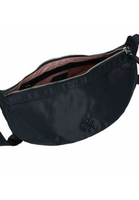 Borsa a tracolla nera in nylon con design curvo, chiusura con zip e fodera interna rosa. Presenta dettaglio del logo e tracolla regolabile.
