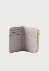 Kompakti harmaa nahkalompakko, jossa on vetoketjusuljenta, kuusi korttipaikkaa ja kultainen nepparikiinnitys. Sileä pinta ja minimalistinen muotoilu.