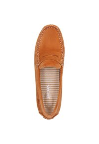Braune Wildlederslipper mit gesteppten Akzenten, runder Zehenpartie und einem weichen Innenfutter mit Streifenmuster. Die Sohle ist leicht erhöht.
