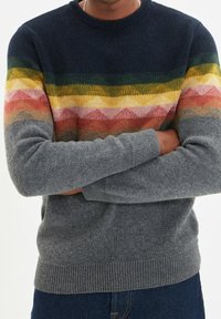Grauer Strickpullover mit einem horizontalen Streifenmuster in dunklem Blau, Grün, Gelb, Pink und Grau. Gerippter Ausschnitt und Bündchen.
