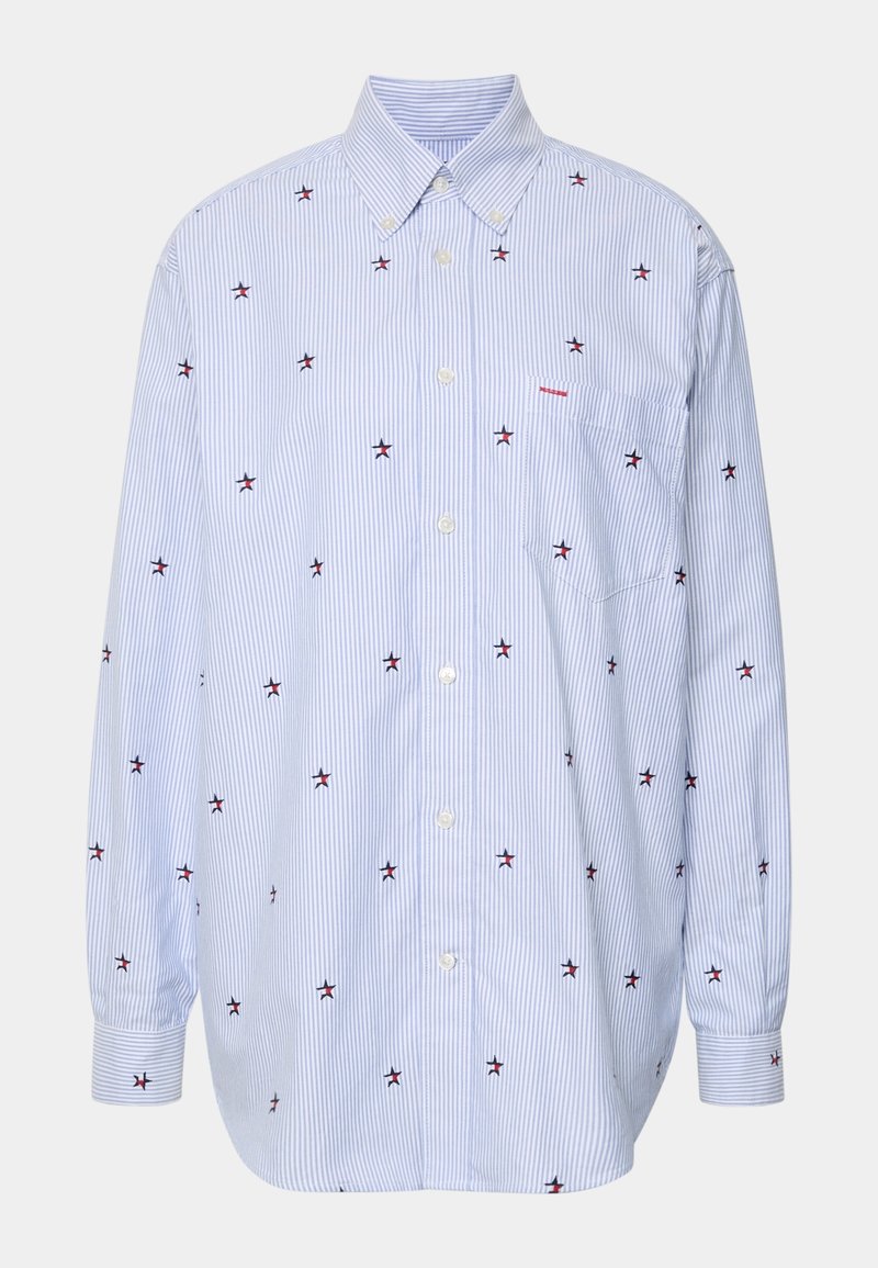 Hellblau gestreiftes Hemd mit Knöpfen, das kleine rote Sternstickereien, einen spitzen Kragen, lange Ärmel und eine Brusttasche aufweist.