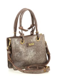 Borsa a tracolla in pelle marrone con texture, dotata di doppi manici e di una tracolla regolabile, con dettagli in tonalità dorata e un'etichetta del marchio sul fronte.