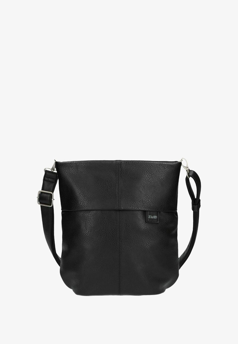 Borsa a tracolla in pelle nera con superficie testurizzata, chiusura con zip superiore, tracolla regolabile e design minimalista. Presenta una patch con etichetta.