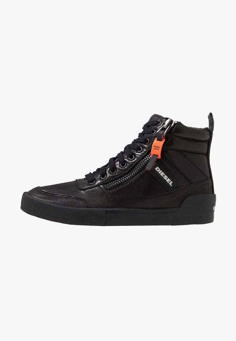 Schwarzer High-Top-Sneaker mit Schnürsenkeln, seitlichem Reißverschluss und orangefarbenem Ziehband mit der Aufschrift "Diesel 1978". Mit Diesel-Logo an der Seite und der Ferse.