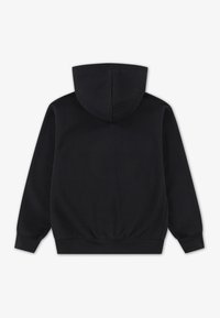 Must kapuutsiga kapuutsiga, soonikkoes mansettide ja vöökohaga. Valmistatud pehmest kangast, sileda tekstuuri ja minimalistliku disainiga.