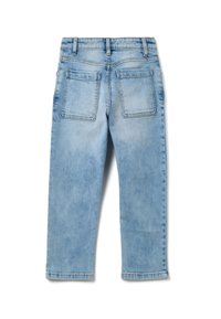 Jeans de mezclilla azul claro con corte recto, que presentan una cintura de altura media, dos bolsillos traseros y un sutil detalle de desgaste.