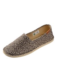 Chaussure espadrille marron et beige à enfiler avec motif léopard, semelle beige et étiquette en tissu au talon, inclinée vers la gauche.