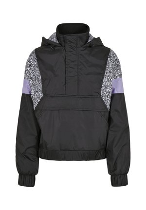 Crna windbreaker jakna s bočnim panelima u zebra uzorku, lavandastim detaljima, visokim ovratnikom i elastičnim manžetama. Lagani, sportski dizajn.