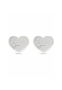 Orecchini a perno a forma di cuore in argento con un piccolo dettaglio in diamante inciso a forma di stella vicino all'angolo superiore sinistro di ciascun cuore.