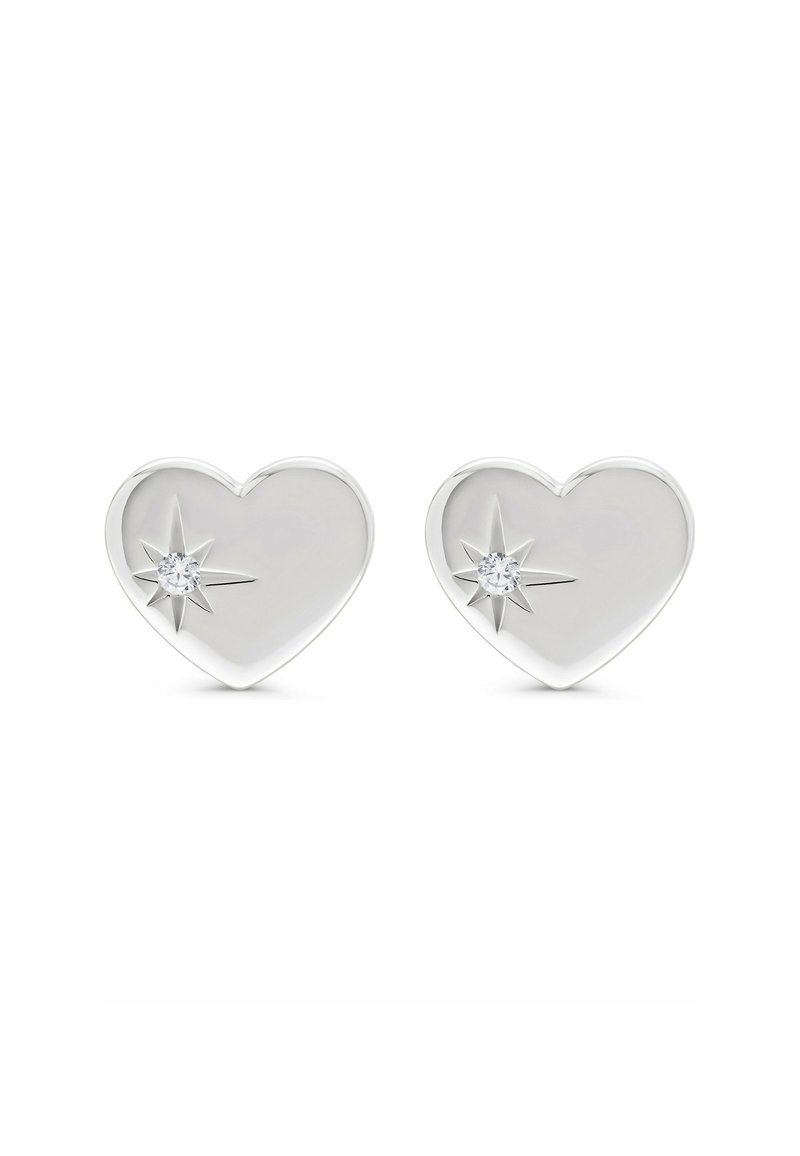 Orecchini a perno a forma di cuore in argento con un piccolo dettaglio in diamante inciso a forma di stella vicino all'angolo superiore sinistro di ciascun cuore.
