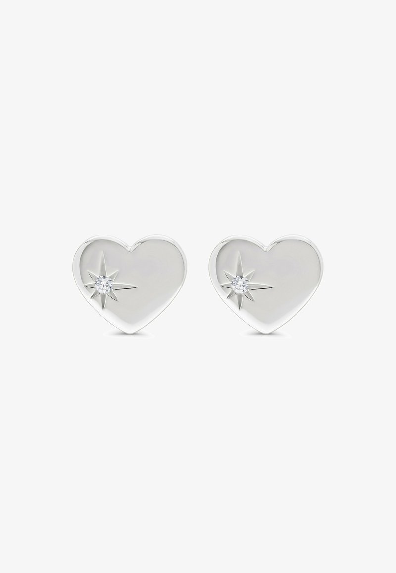 Orecchini a perno a forma di cuore in argento con un piccolo dettaglio in diamante inciso a forma di stella vicino all'angolo superiore sinistro di ciascun cuore.