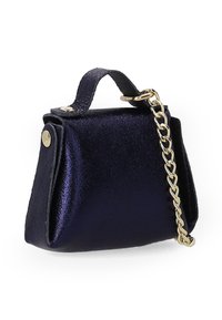 Lille håndtaske i marineblå farve lavet af skinnende læder, med et håndtag øverst og en guldkæde-rem. Den har et struktureret design og kontrasterende detaljer.