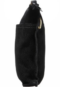 Czarna saszetka wykonana z miękkiej tkaniny o fakturowanym wyglądzie. Posiada zamek błyskawiczny, mały akcent w postaci kokardy oraz złoty detal w postaci pierścienia.