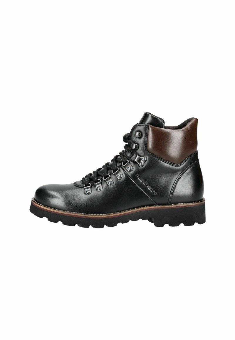 Bota de senderismo de cuero negro con detalles en marrón, diseño con cordones, cuello acolchado, suela robusta y ojales de metal para mayor durabilidad y soporte.