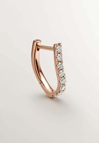 Pendiente de aro en oro rosa que presenta una fila de cristales transparentes redondos a lo largo de un lado, superficie lisa y forma redondeada con una bisagra segura.