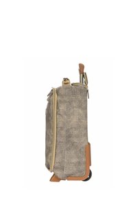 Sac à roulettes avec un tissu beige texturé, des accents bruns et une poignée rétractable. Dispose d'une fermeture éclair supérieure et de roues robustes pour la mobilité.