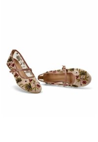 Bailarinas bordadas en tela beige, con diseños florales en rojo, verde y negro. Incluyen una correa rosa y una puntera redondeada.